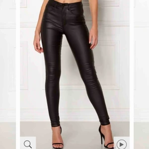  - Helt nya skinnbyxor, med prislapp kvar. Från Only (Vero moda) 