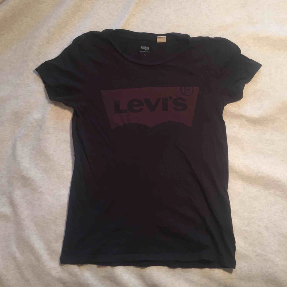 Svart/vinröd Levis tröja i mycket bra skick. Frakt tillkommer.. T-shirts.
