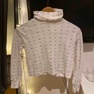  - En polotröja som jag köpte och älskade men när jag testade den hemma så var den för liten, speciellt i ärmarna, så om du har långa armar så rekommenderar jag dig inte att köpa denna! 