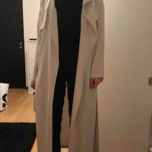  - Tunn ljusbeige trenchcoat. Aldrig använd med prislapp kvar!✨
