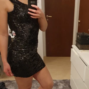  - Paljettklänning från bubbleroom storlek XS dock strechig då jag själv i normala fall har S. 