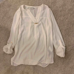 Blus - En jätte fin vit blus , med guld detaljer , som ny 