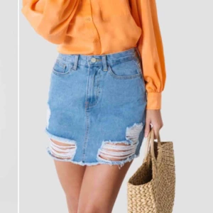  - Skitsnygg jeanskjol från NAKD x Andrea Hedenstedt🌸 Fel storlek för mig tyvärr!  Nypris 399:- Nyskick, säljs för 100kr!