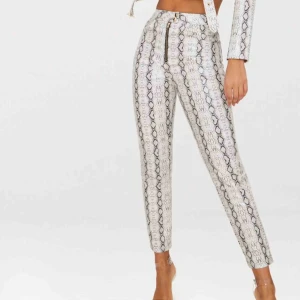  - Kollar intresse för dessa. Helt nya byxor från prettylittlething. Nypris 599:-  Fuskläder material, storlek 38.🌸 Köpare betalar porto ifall det ska skickas!