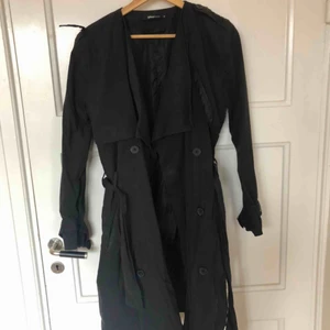  - Jacka/trenchcoat i svart   Upphämtning i Skanstull alternativt frakt på 63kr 