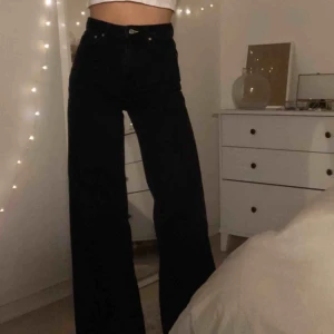  - Högmidjade svarta jeans från Weekday i modellen ACE, använda endast fåtal gånger. Köparen står för frakten :)