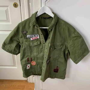  - Kortärmad jacka från Zara i storlek S. Priset kan diskuteras😊