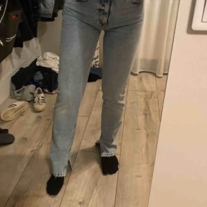  - Jätte fina slits jeans från zara, helt slutsålda! Jätte fin blå färg, de är i storlek 38 men lite små i storlekarna så snarare 36😁💕