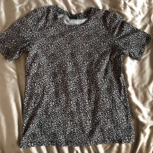  - Jättefin leopard t-shirt från Gina. Använd många gånger men fortfarande i helt nytt skick!😘