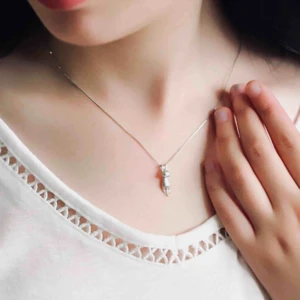  - NYTT TJUSIGT STÄMPLAT SILVERHALSBAND MED EN SILVER KATTUNGE*Stämplat.*BJUDER SJÄLVKLART  PÅ ETT GLITTRIG ETUIET, Vacker Presentbox inslaget  &På PORTOT. SE PÅ BILDERNA.      Måttkedja:ca 55CM BERLOCK MÅTT::1,01MM