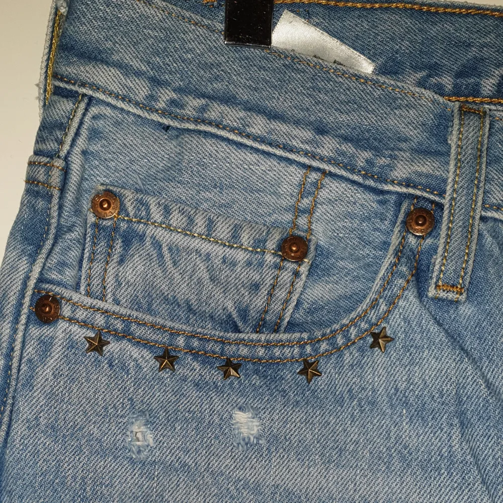 Levi's 501 denimfärgade jeans! Använda, men i gott skick. Stjärndetaljer, håligt knä, slitningar (med mening, dom är inte sönder). Raka i modellen och medelhög midja. Riktigt najs. Jag betalar halva frakten (44kr/2)  Kram . Jeans & Byxor.