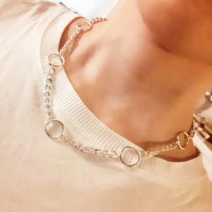  - Choker/halsband med snygga runda silverdetaljer😍Material/Metall: Alloy-plated Märke: HappySmile2119 Frakt: 11:-