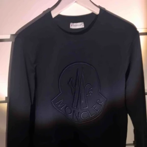  - Säljer min marinblåa Moncler tröja, använts ett fåtal gånger men Annars är den som helt by, inga skador och bra skick! Passar även XS och M om man vill ha den lite tightare. Hör av dig om du är intresserad!