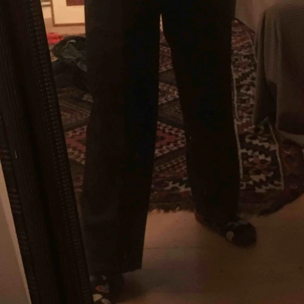 Coola bruna/gråa kostymbyxor i fint skick raka i modellen. Jag är 160 cm. Jeans & Byxor.