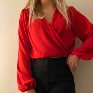  - Oanvänd blus från Bikbok , säljs pågrund av att den inte kommer till användning! , köparen står för frakten ❣️