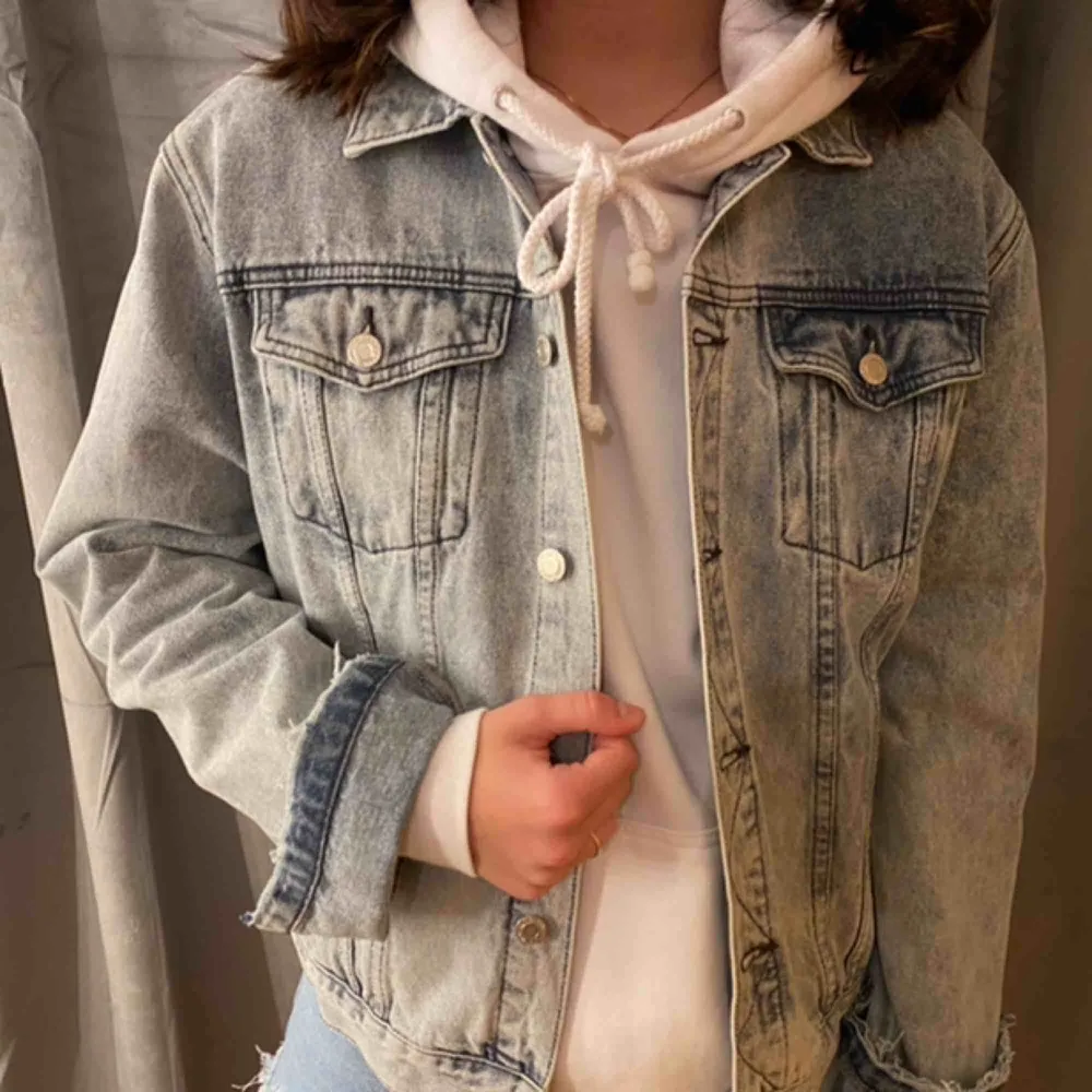 Säljer denna jeansjackan från givenchy.  På Size-tagen står det XL men den passar snyggt oversized på tjejer och mer som en liten L på killar.👍🏼 Condition 9/10! Köpare står för frakt🌸. Jackor.