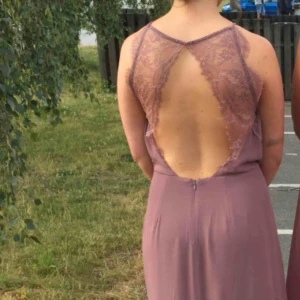  - jättefin balklänning med slits bak samt öppen rygg med spets från samsoe samsoe. Använd en gång på balen. Är i nyskick🥳 vid intresse kan fler bilder skickas! Frakt ingår! 