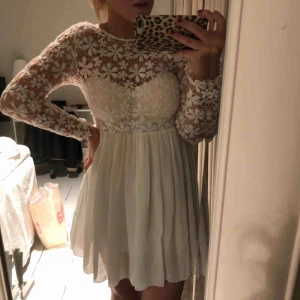  - svin snygg avslutnings klänning, passar till storlek xs och s. långärmad spetsklänning men är väldigt luftig så det blir inte för varmt. möts upp i stockholm men frakt står kunden för 