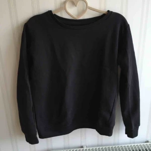  - College-tröja från LEE i svartgrå färg. Köparen står för frakten.