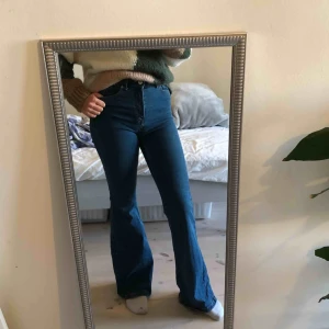  - Blåa bootcut jeans. Frakt kan diskuteras 