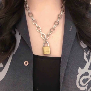  - Halsband med 🔒, har satt fast låset själv!🧚🏻‍♀️