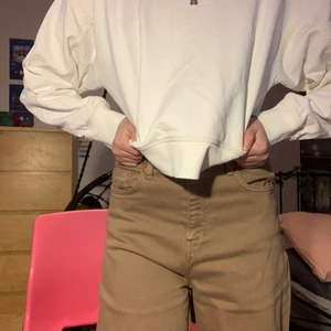 Vit sweatshirt från gina tricot. - Köpte denna sweatshirten från gian för ungefär 250kr. Tröjan har inga hål eller fräckar.❤️🦋