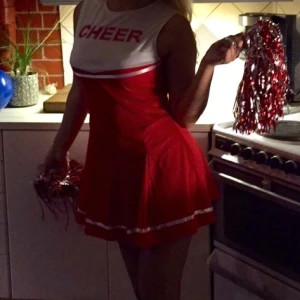  - Säljer min cheerleading dräkt som är använd vid 1 tillfälle.
inte de bästa bilderna men kan skicka fler vid intresse.
pompoms ingår!
OBS! sista bilden gör inte färgen rättvisa, ser mer ut som de andra bilderna. Ville bara visa baksidan.