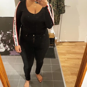 Svart top - Svart top med dragkedja och text på ärmar köpt på Monki. I gott skick. Strl S. 75 kr + frakt tillkommer. 🌸