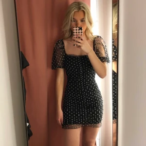 Klänning - Klänning från H&M som sitter så fint! Aldrig använd, lappar är kvar på! Frakt ingår i pris 🧡