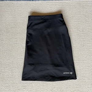 Tenniskjol Artengo - Svart kjol perfekt till padel, tennis eller golf!🏌️‍♀️🎾 Använd fåtal gånger. Den kan skickas men då står köparen för fraktkostnaden. Kan skickas spårbart också!📦 