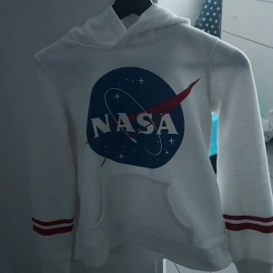 Vit Nasa Hoodie - Använts ett fåtal gånger. Står att det är strl 158/164 men passar som XS. Köpt på H&M för ca 4-5 mån sen för 200 kr. Skicket är som nyskick. Trycket på tröjan är inte urtvättad på nåt sätt. Väldigt fin. Köparen står för frakten, inte det frakt priset som står angivet, pris kan diskuteras 💕 