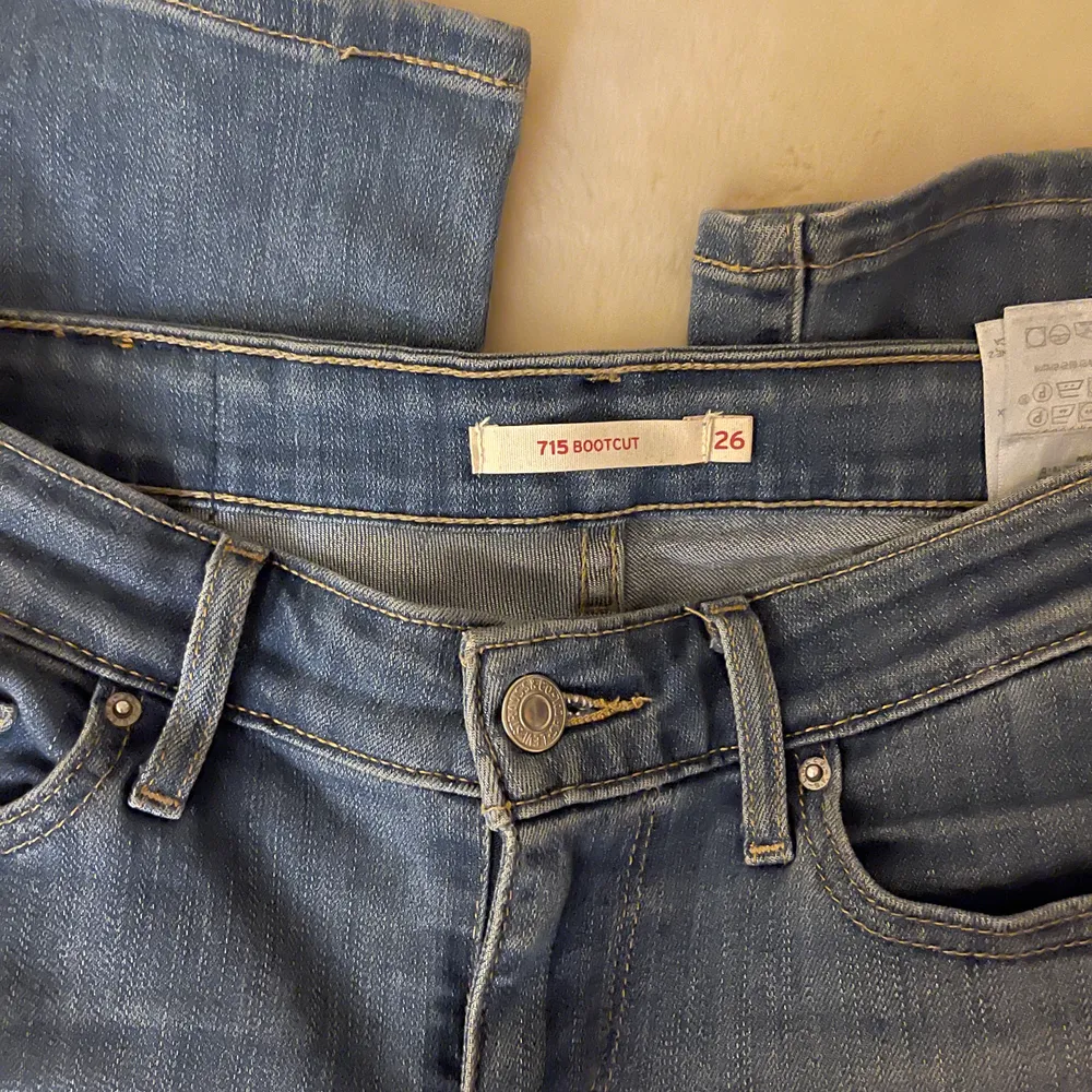 Säljer mina Levis jeans som endast är använda ett fåtal gånger då de är lite stora för mig. 715 bootcut. Stolek: 26. Köparen står för frakten 📦. Jeans & Byxor.