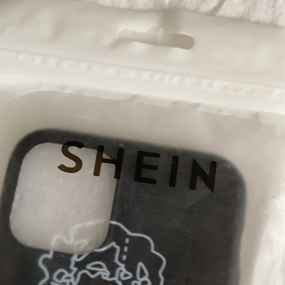 Slutsålt mobilskal för iPhone 11/11 pro 🤩 köpt på shein och helt oanvänt ❤️ säljer för 30 kr 🥰 kontakta för fler bilder och info 😘. Accessoarer.