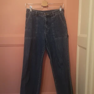 Monki jeans  - Mörkblå jeans, höga i midjan. Storlek 26