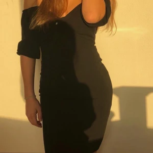 Festklänning  - Svart bekväm klänning ifrån Nelly.com. Väldigt skönt och stretchigt material. Använd några gånger men ändå lika fin. Storlek xs men passar även S och kan även passa M.