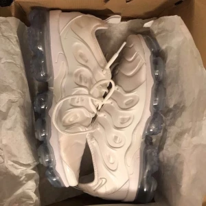 Fashion skor - Helt nya öppnade precis, storlek 42 köpta för 2200. Priset kan diskuteras, (kvitto finns).