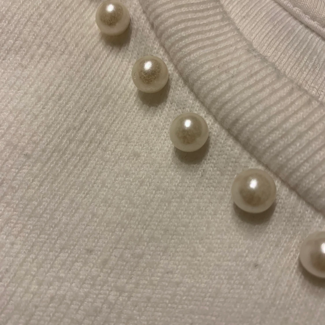 Tshirt med pärlor från Zara - 90