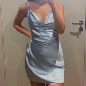 silkesklänning - Säljer denna SJUKT snygga klänning från Motel Rock då den är lite för kort för min smak. Den går lite över rumpan och man får väldigt fina former i den! Jag är 169 och passar mig bra men lite för kort för min smak som sagt. Helt ny, endast testad. Nypris €53