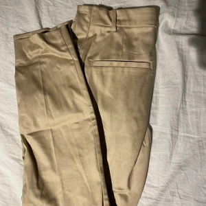 Kostymbyxor  - Beiga kostymbyxor från h&m, aldrig använda! Storlek 36