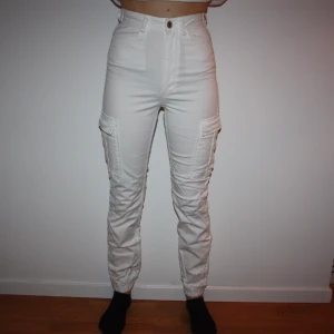 Vita cargo byxor BIKBOK 34  - Vita Cargobyxor från BIKBOK. Storlek 34. Använd ett fåtal gånger. I fint skick. Frakt kostar 62kr