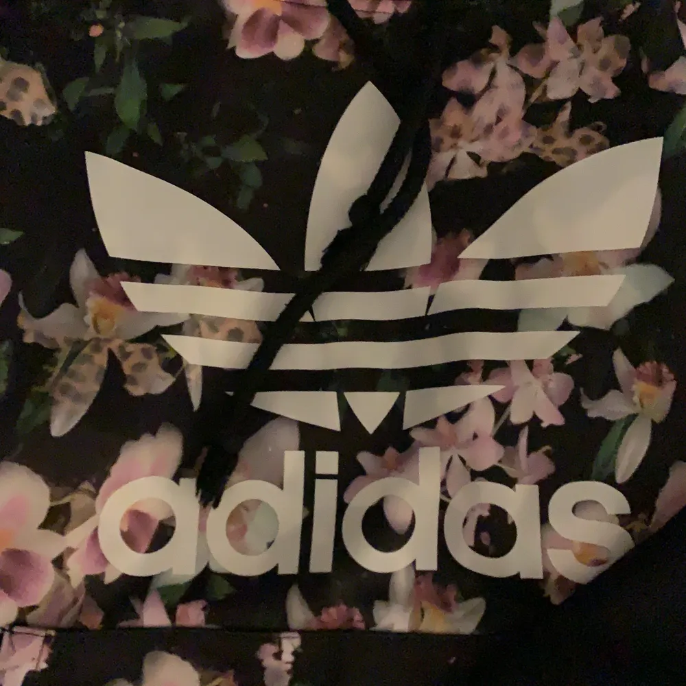 Svart/blommig Adidas hoodie med luva och ficka, endast använd några gånger, nyskick, storlek XS-S, 100kr. Hoodies.