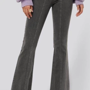 fina gråa botcut jeans, frakt ingår🥰🥰 - (med möjlighet för justering i midjan med hjälp av snöre inuti, syns ej på utsidan.) De är lite för stora för mig vilket är anledningen till att jag säljer de. Köpt begagnade i bra skick och bra skick nu men lite slitna i byxkanterna. ord pris. 500kr