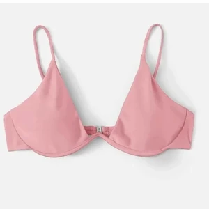 Bikini - Jag köpte denna fin bikini toppen för inte alls länge sedan här på Plick men den var tyvärr i fel storlek. Inte använd. Säljer två stycken och du kan få ett bättre bris om du köper båda:)