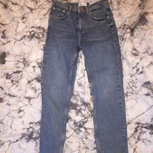Helt oanvända felfria straght leg jeans från zara! Köptes någon gång i somras men har aldrig kommit till användning. Köptes för 500 och säljer för 300, pris kan diskuteras!!