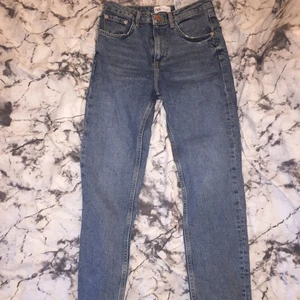 Jeans - Helt oanvända felfria straght leg jeans från zara! Köptes någon gång i somras men har aldrig kommit till användning. Köptes för 500 och säljer för 300, pris kan diskuteras!!