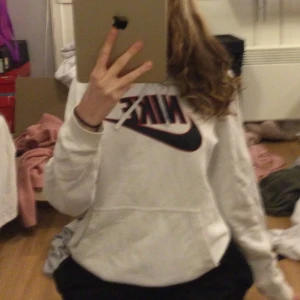 Nike hoodie - Fin vit nike hoodie  med rött och svart märke❤️ förlåt för dålig kvalitet på bilderna om du är intresserad skickar jag bättre😊  buda om pris