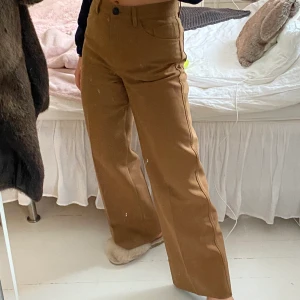 Arket byxor - Säljer mina fina Arket kostymbyxor pga skulle byta storlek men hann inte innan bytesrätten gick ut! Är 173 o har storlek 38. Köpta för 1000kr👩‍❤️‍💋‍👩👩‍❤️‍💋‍👩kan fraktas eller eventuellt mötas i Stockholm, köparen står för frakt. 💋💋