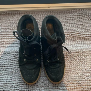 Isabel Marant skor - Ett par isabel marant skor i storlek 39 men passar och också 38. Lite smutsiga men går att tvätta. Använt fåtal gånger. 300 kr + frakt 