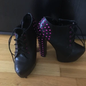 Skor - Säljer sambons klack skor storlek 40. Använt 2 gånger bara. 60kr kontant eller swish. Finns i Nässjö. Skickas ej.