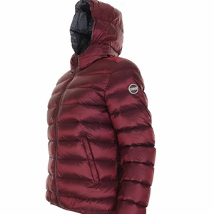 COLMAR JACKA - Nu säljer jag min superfina vinröda colmar jacka pågrund av att den inte kommer till någon användning. Köpte för 4000kr och säljer nu den för 1000kr.